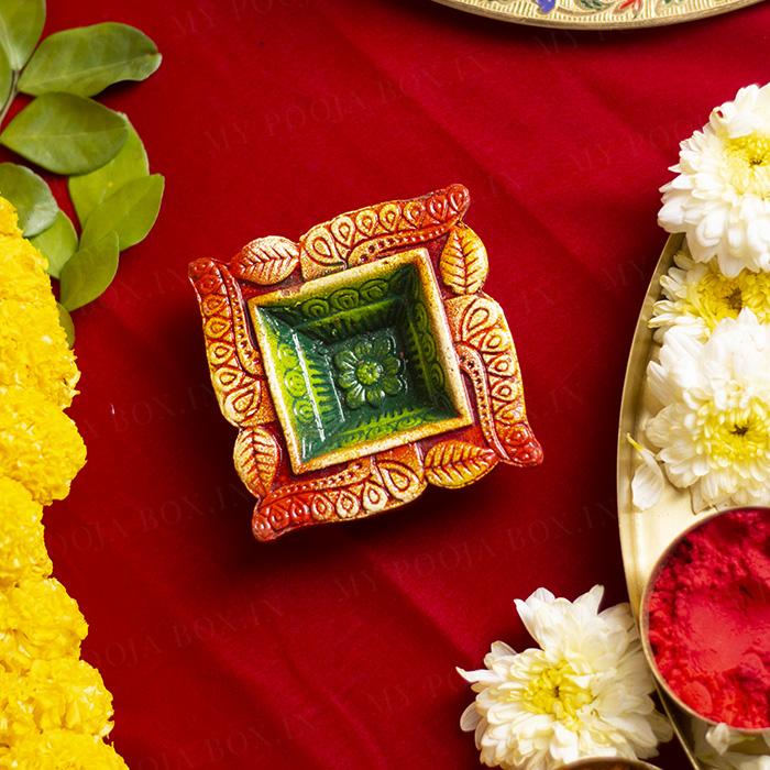 Eye Catching Square Clay Diyas (Set of 2)