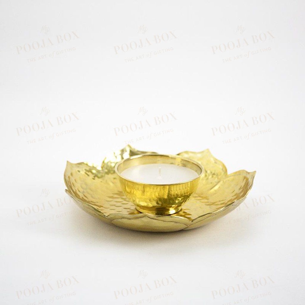 Alluring Golden Leafy Candle Showpiece Holder