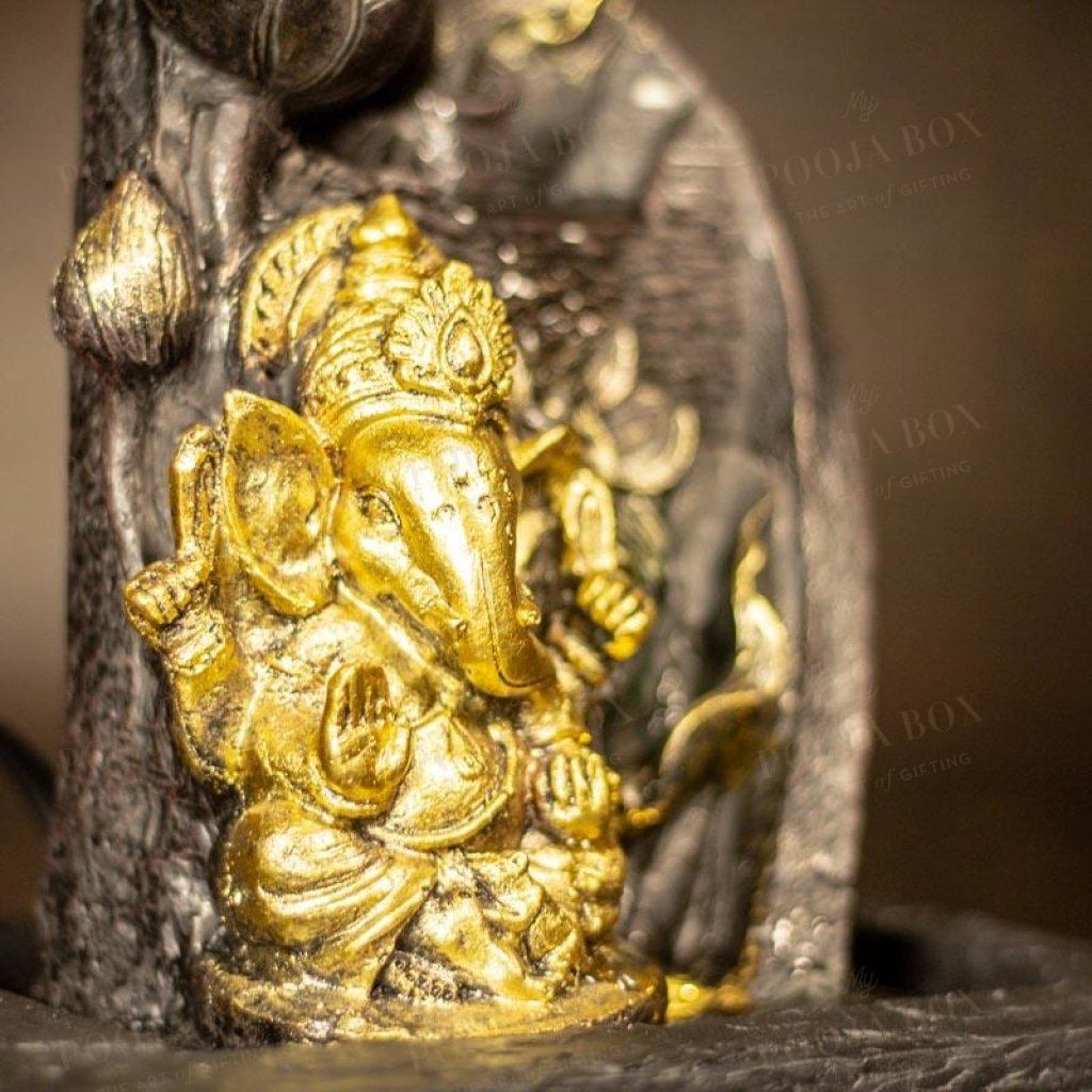 Divine Ganesha With Petals Fountain